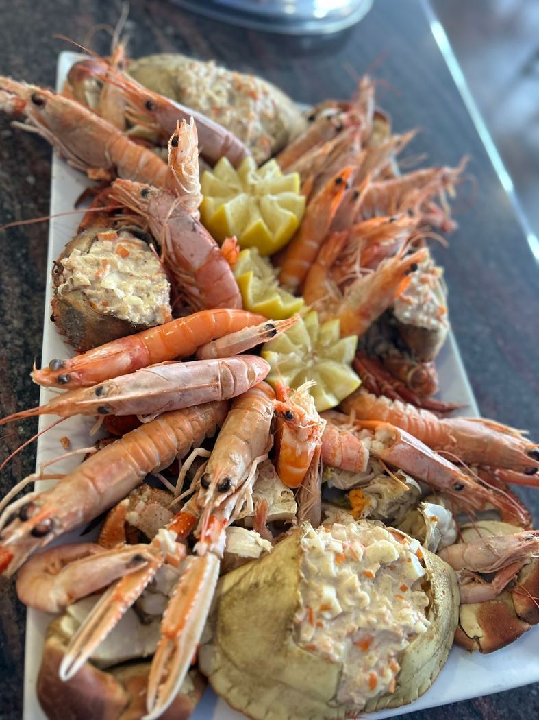Mariscada especial de la casa con langostinos, centollos y otros mariscos frescos.